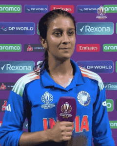 भारतीय महिला क्रिकेटर जेमिमा रोड्रिग्ज नीली जर्सी में इंटरव्यू के दौरान माइक्रोफ़ोन पकड़े हुए।