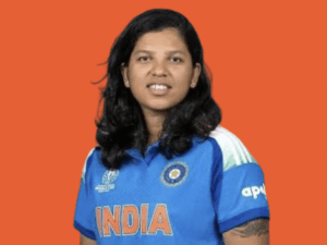 नारंगी पृष्ठभूमि के सामने नीली भारतीय महिला क्रिकेटर जर्सी पहने ऋचा घोष का पोर्ट्रेट, जिनके कंधों तक काले बाल हैं और वो सामने देख रही हैं।