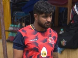 घरेलू क्रिकेट मैच के दौरान टीम जर्सी में Shubham Ranjane